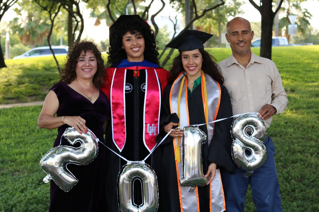 Rossy y familia en su graduación.