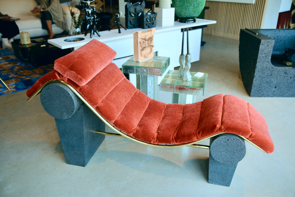 Luna Chaise Lounge by Lorena Vieyra
Base: Volcanic Stone
Structure: Brass
Cushion: Mauve Mohair Upholstery